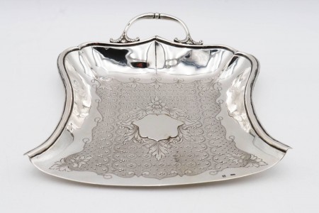 Apanha migalhas em prata com gravados vegetalistas e cartela para monograma.